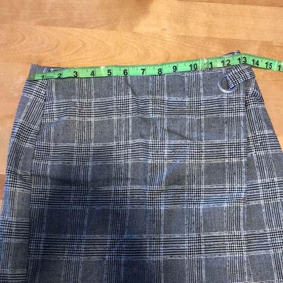 Cute plaid skirt - Picture 2 of 5
